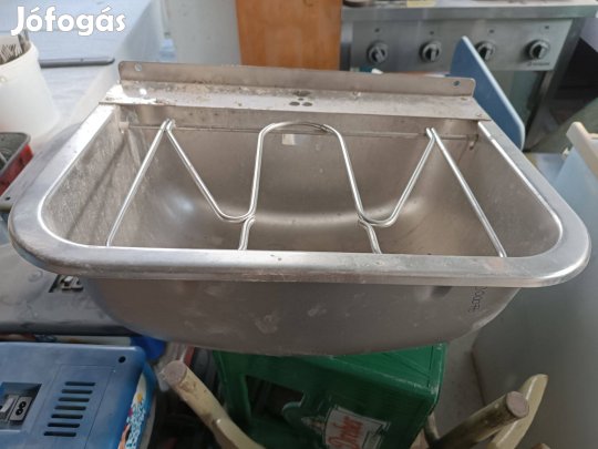 Rozsdamentes fali kút