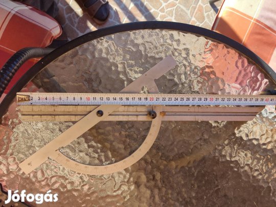 Rozsdamentes lakatos szögmerő