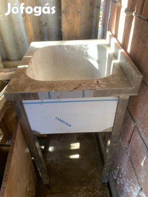 Rozsdamentes mosogató lábbal