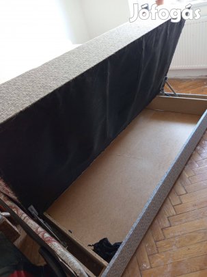 Rugósfelületű,alig használt ágyneműtartós heverő,Tatabányán eladó.Tele