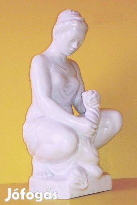 Ruhafacsarás. Kákonyi István porcelán szobra, egyedi műtárgy