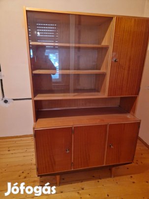 Ruhás és vitrines szekrény dohányzó asztallal