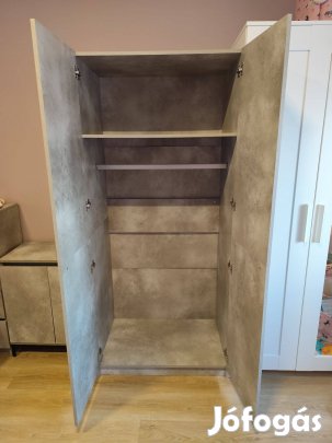 Ruhás szekrény