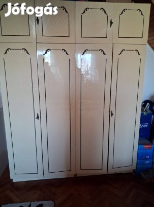 Ruhás szekrény
