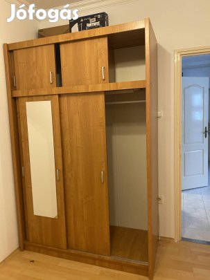 Ruhás szekrény