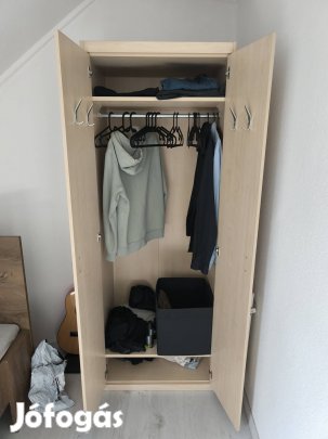 Ruhás szekrény 