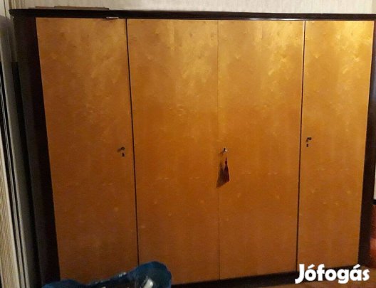 Ruhás szekrény és hozzá illő vitrin