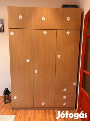 Ruhásszekrény