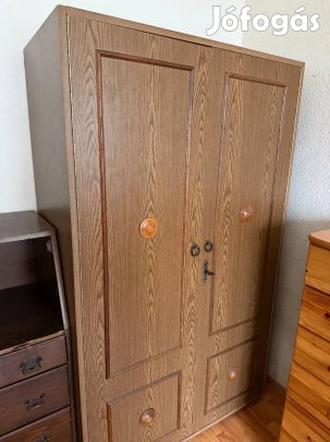 Ruhásszekrény