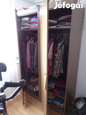 Ruhásszekrény egyik darabja