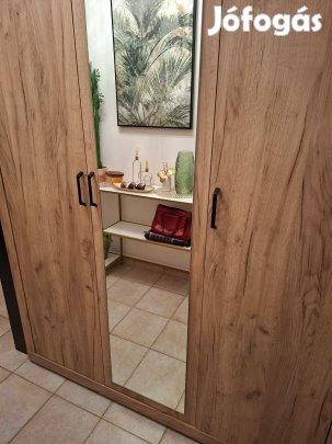 Ruhásszekrény tükörrel eladó