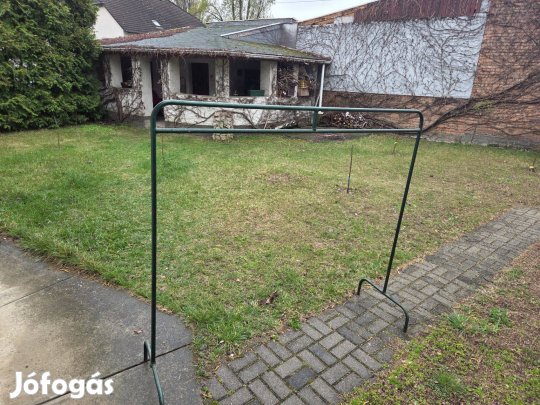 Ruhatartó állvány - fémből