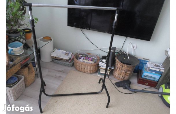 Ruhatartó állvány, fémből. Szétszedve is szállítható