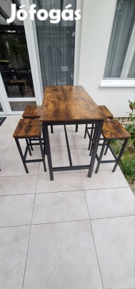 Rusztikus bár asztal 4db székkel Zamárdiban.