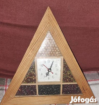 Rusztikus háromszög falióra kézműves fa óra magvak díszítésével