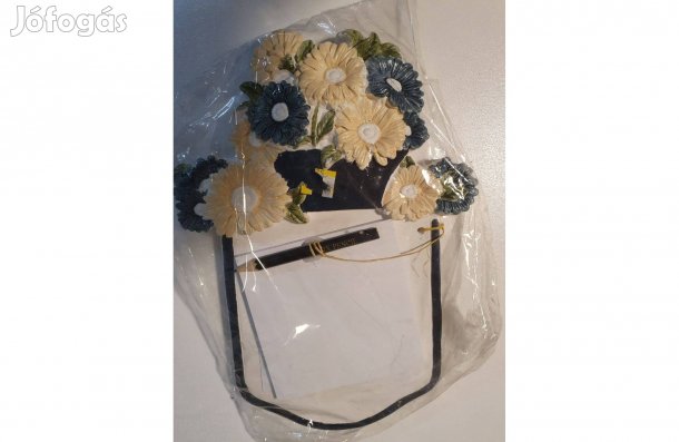 Rusztikus konyhai fali jegyzetelő virág díszítéssel