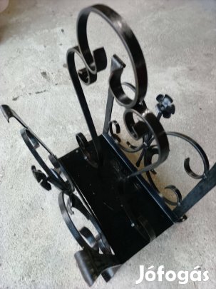 Rusztikus kovácsoltvas újságtartó