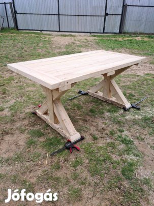 Rusztikus kültéri étkezo asztal, tömörfa kerti ebédlőasztal fenyőből