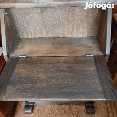 Rúsztikus szekreter tölgyfából.