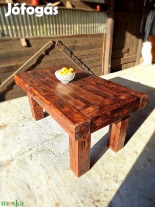 Rusztikus tömör fenyő dohányzóasztal, kisebb étkezőasztal gerendából