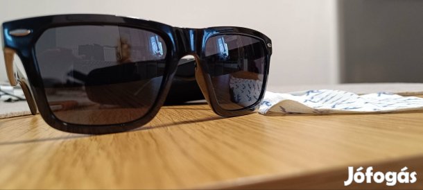 Rutsy márkájú napszemüveg tárolójában