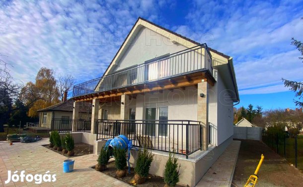 SIÓFOK, EZÜSTPARTON KORSZERŰEN FELÚJÍTOTT LAKÁS ELADÓ!