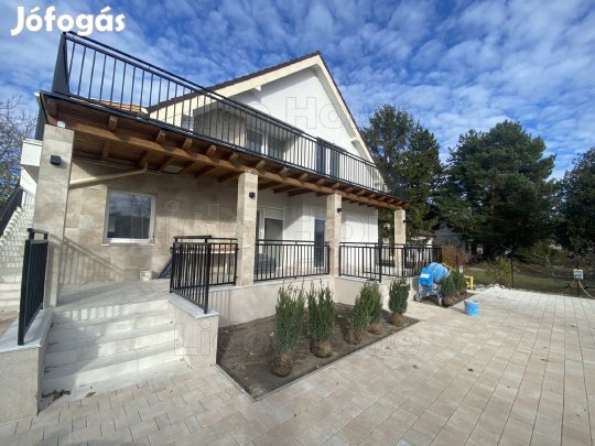 SIÓFOK, EZÜSTPARTON KORSZERŰEN FELÚJÍTOTT LAKÁS ELADÓ!