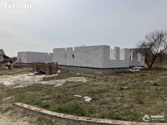 SZÁR - ÚJONNAN ÉPÜLŐ CSALÁDI