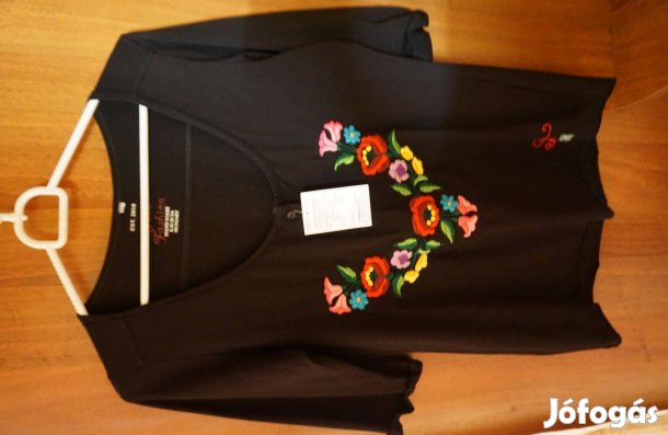 S-es fekete, rövid újjú kivágásos női blúz kalocsai hímzéssel eladó