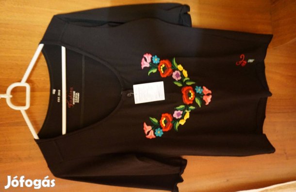 S-es fekete kivágásos női póló színes kalocsai hímzéssel eladó
