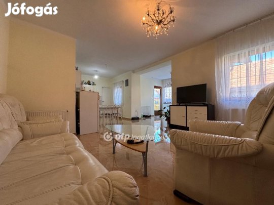 Ságvári 70 nm-es ház eladó