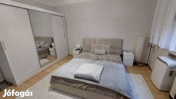 Ságvári kertváros csendes utcájában családi ház eladó