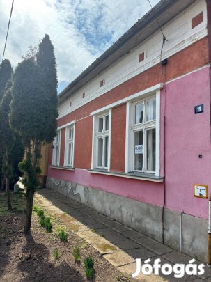 Ságvári kertvárosban kertes családi ház