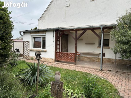 Saját, zárt udvarrészes utcafronti házrész eladó Baja belvárosában
