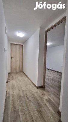 Saját kert rész | Saját Garázsból Közvetlen Belépés Az Üzlethelyiségbe