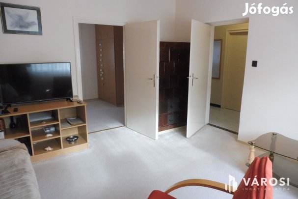 Saját kertes,szép kis lakás,garázzsal eladó.