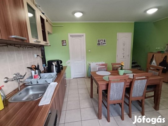 Saját kertkapcsolatos sorházi lakás