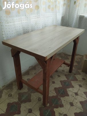 Saját készítésű asztal