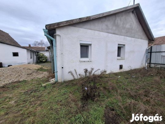 Saját udvaros ház félkész állapotban melléképületekkel