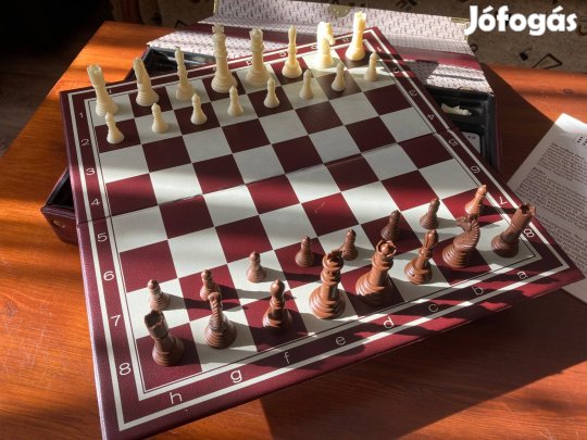 Sakk és póker díszkötésben