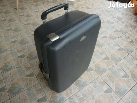 Samsonite műanyag utazó bőrönd , húzható eladó. (Bírja a reptéri dobá