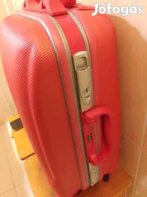 Samsonite utazó gurulós bőrönd eladó. 45*30*20cm. Használt
