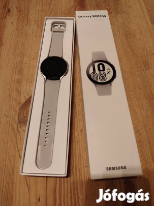 Samsung Galaxy Watch4 44mm-es fehér, karc és sérülésmentes