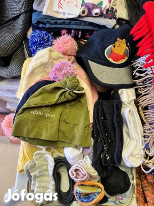 Sapkák, sálak, kendők, kesztyűk kiárusítása