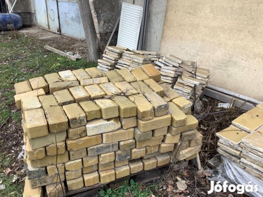 Sárga Zsolnay térkő