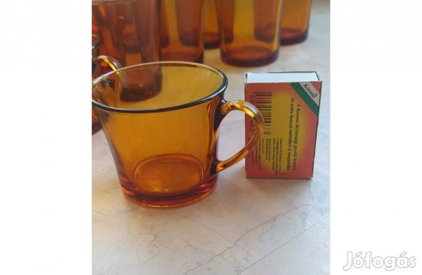 Sárga francia üvegből kávés és vizespoharak