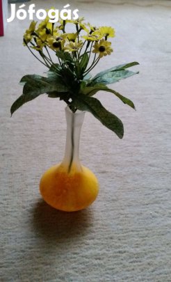 Sárga művirágcsokor sárga mintás art deco vázában