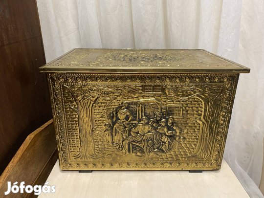 Sárgaréz bevonatú dombor mintás fa láda