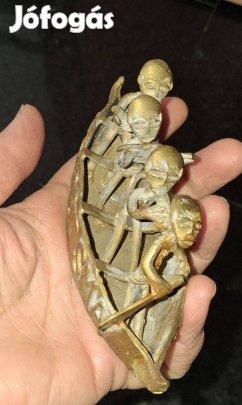 Sárgaréz hamuzó és csónak emberkékkel