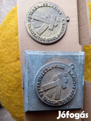 Sárgarez plaket öntvény